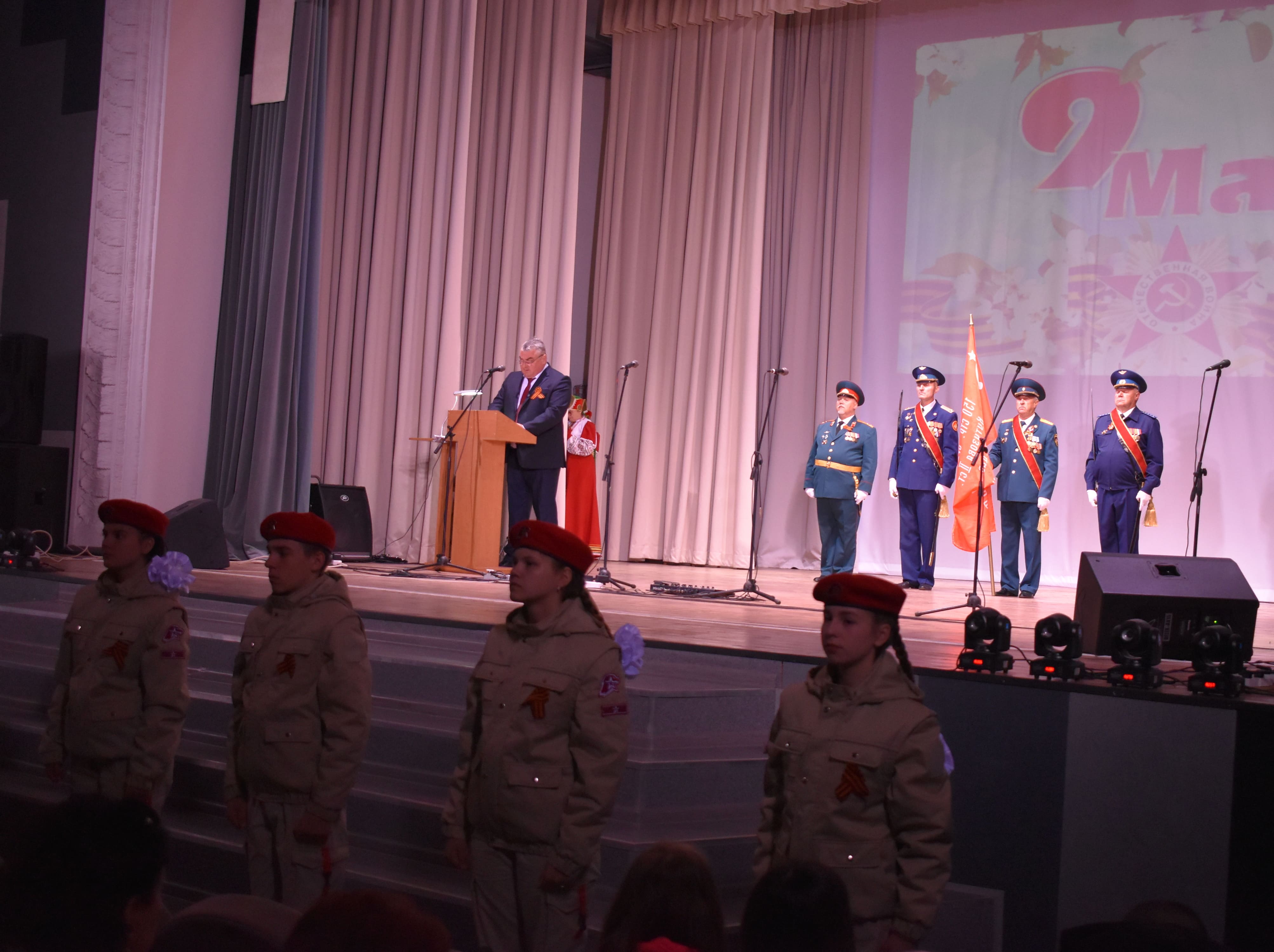 Глава администрации и глава района поздравили жителей с Днем Победы.