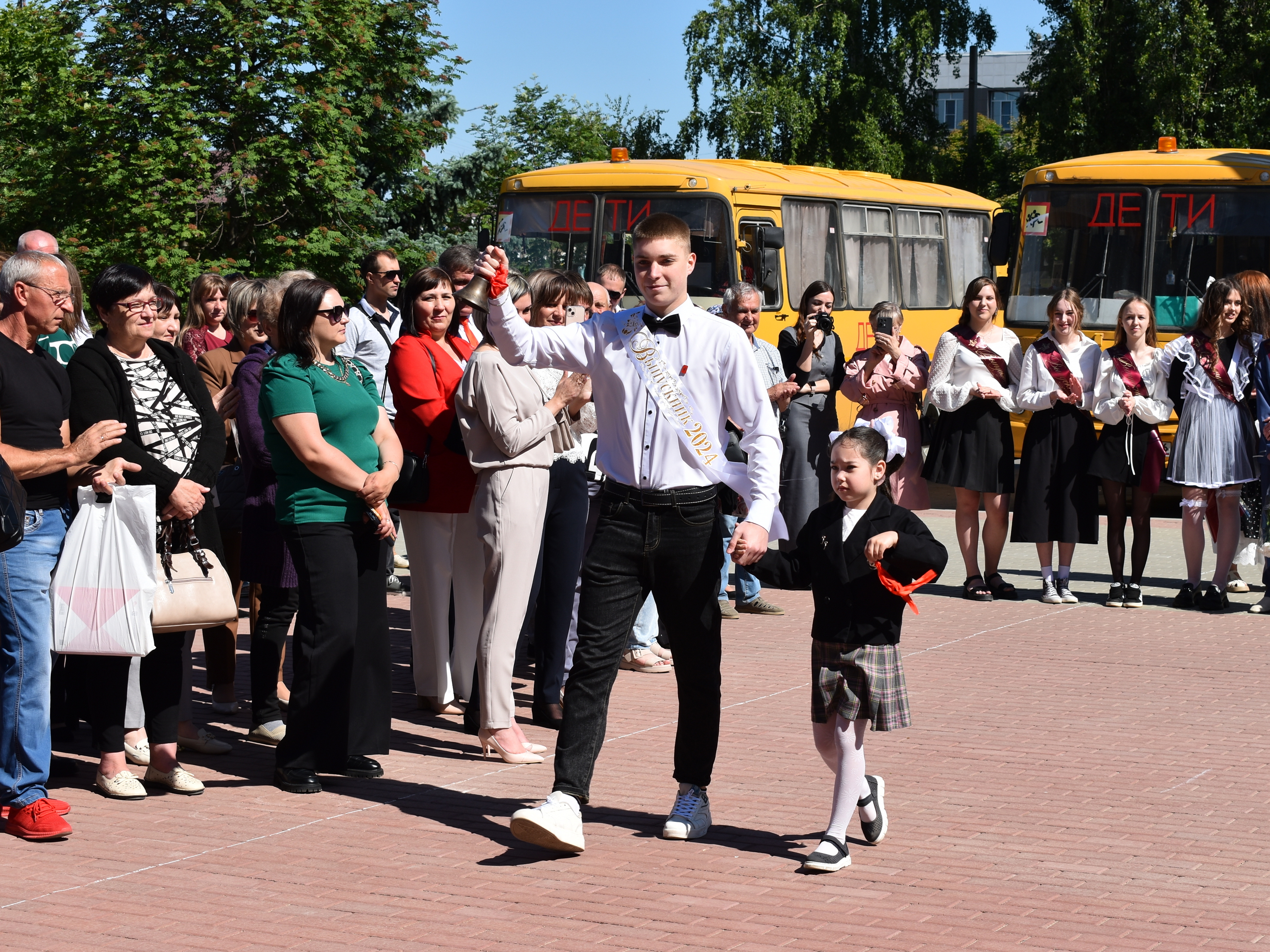 Выпускников района поздравили с окончанием школы.