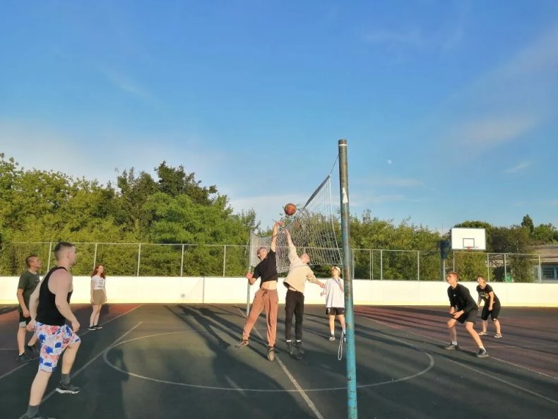 В Костово прошел спортивный турнир по волейболу.