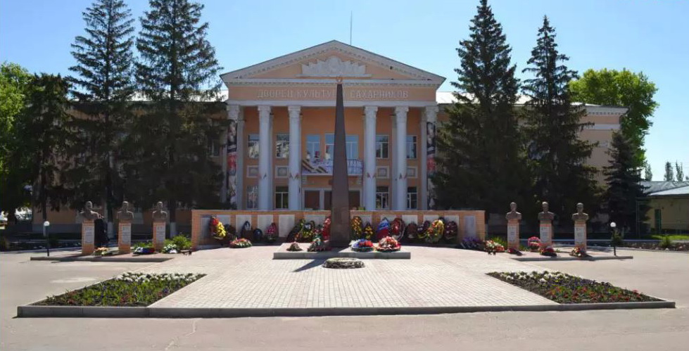 Дом культуры на центральной площади Ольховатки.