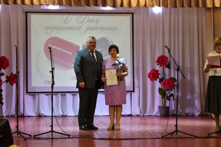 Глава района и председатель Совета народных депутатов поздравили медиков с профессиональным праздником.